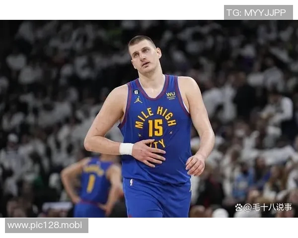 还回来!约基奇认真给球迷签名被077拍后脑勺 前者回以“白眼” 还回来!约基奇认真给球迷签名被077拍后脑勺 前者回以“白眼”